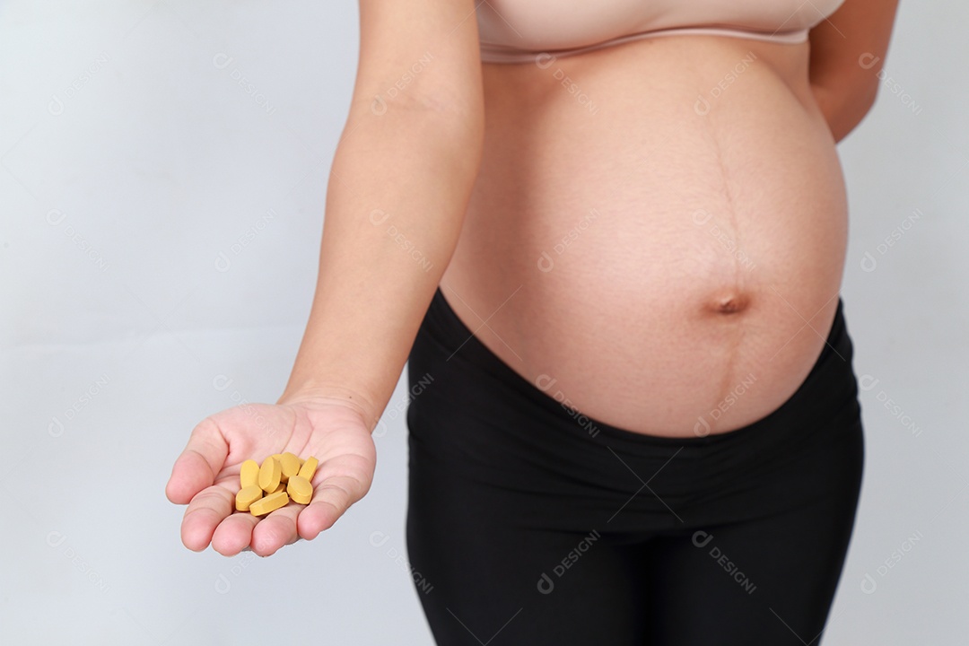 fundo branco de mulher grávida.