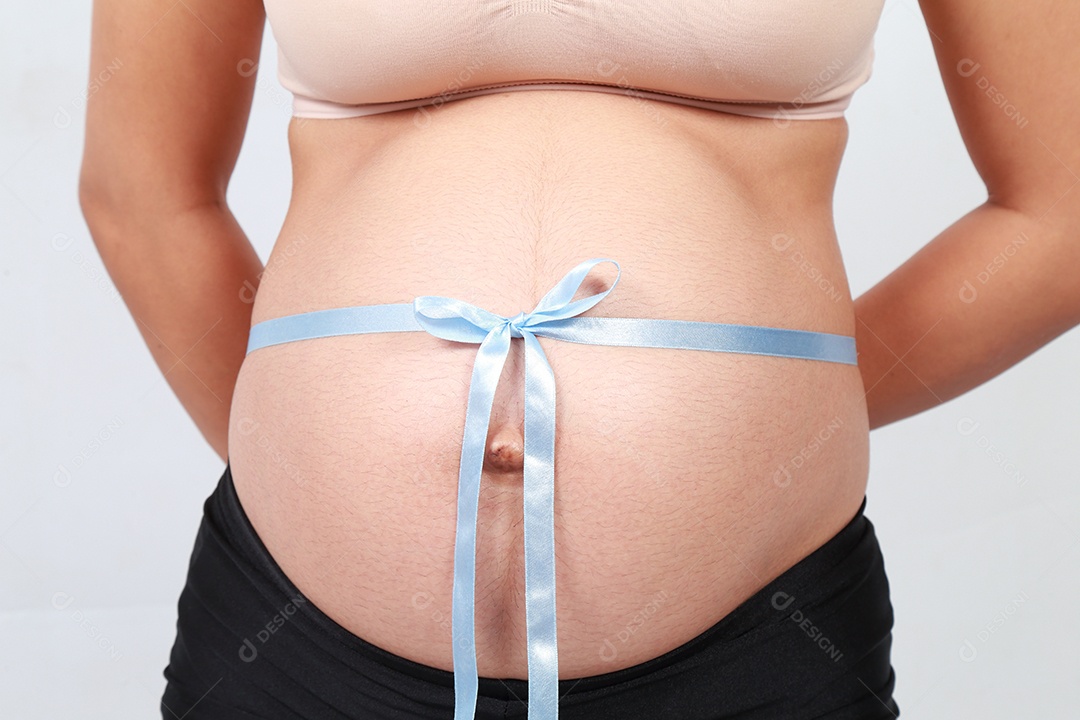 fundo branco de mulher grávida.