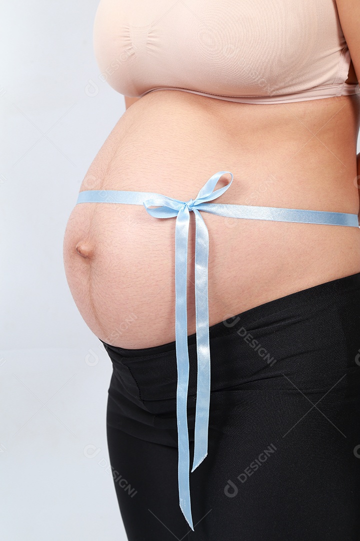 fundo branco de mulher grávida.