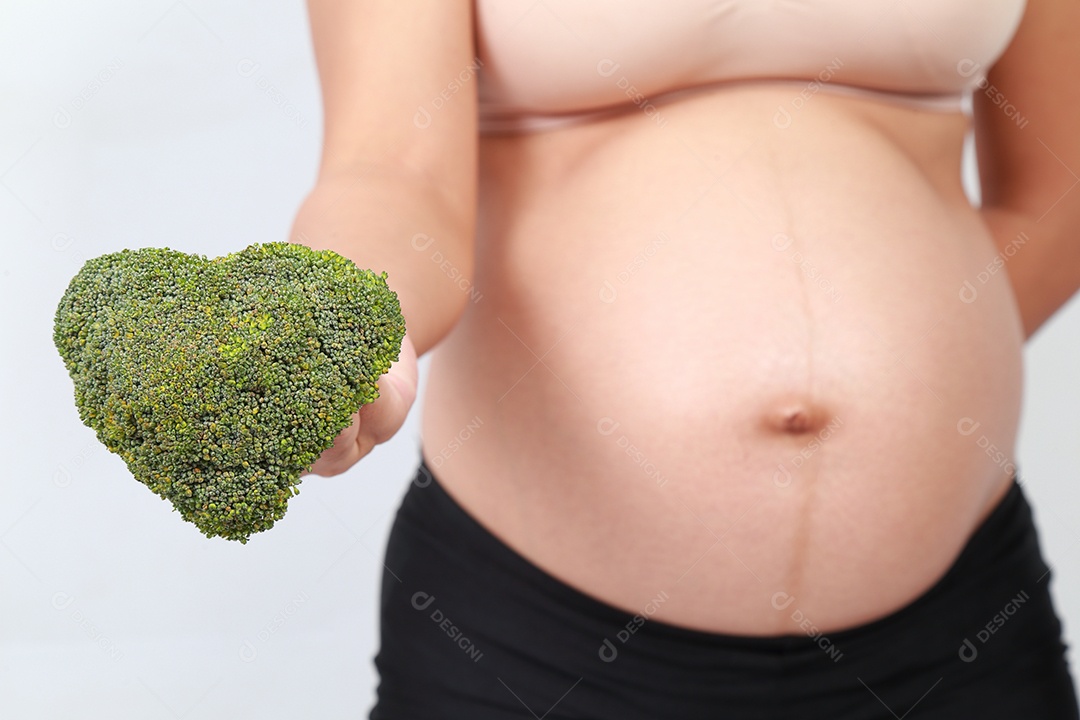 fundo branco de mulher grávida.