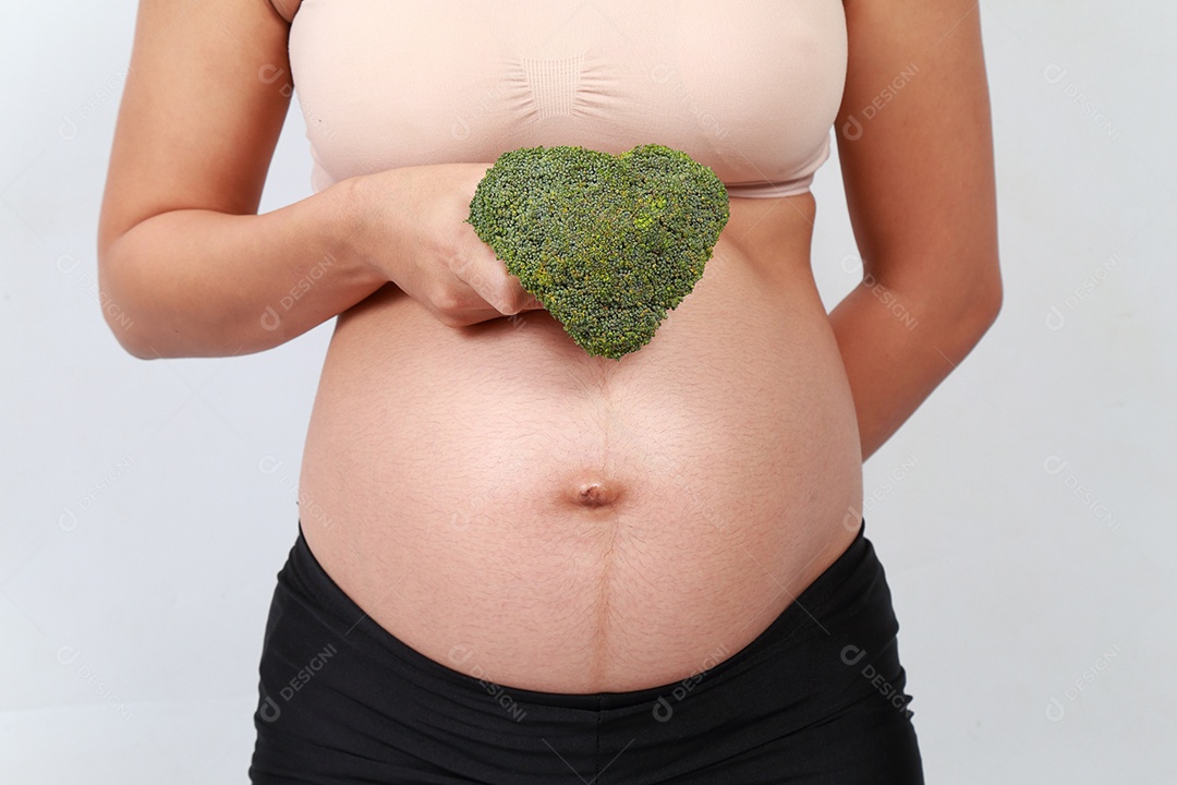 fundo branco de mulher grávida.