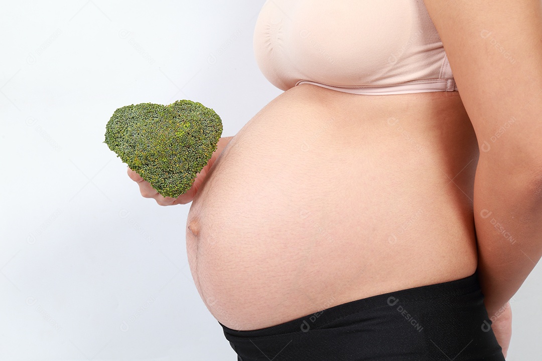 fundo branco de mulher grávida.