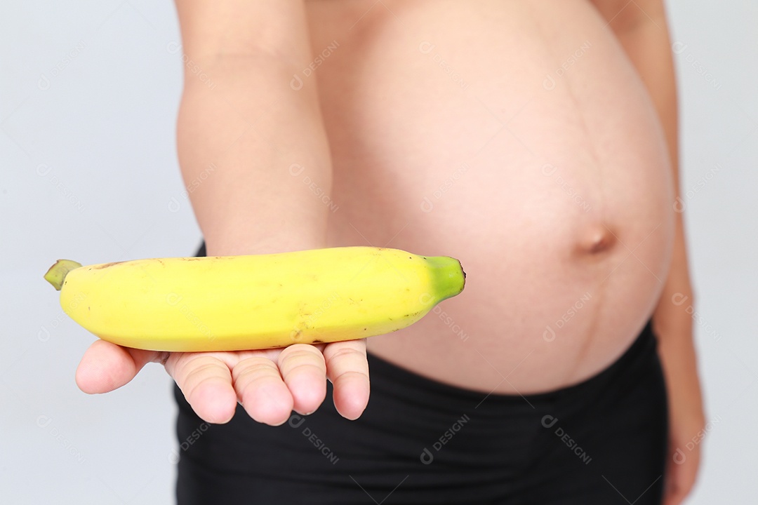 fundo branco de mulher grávida.