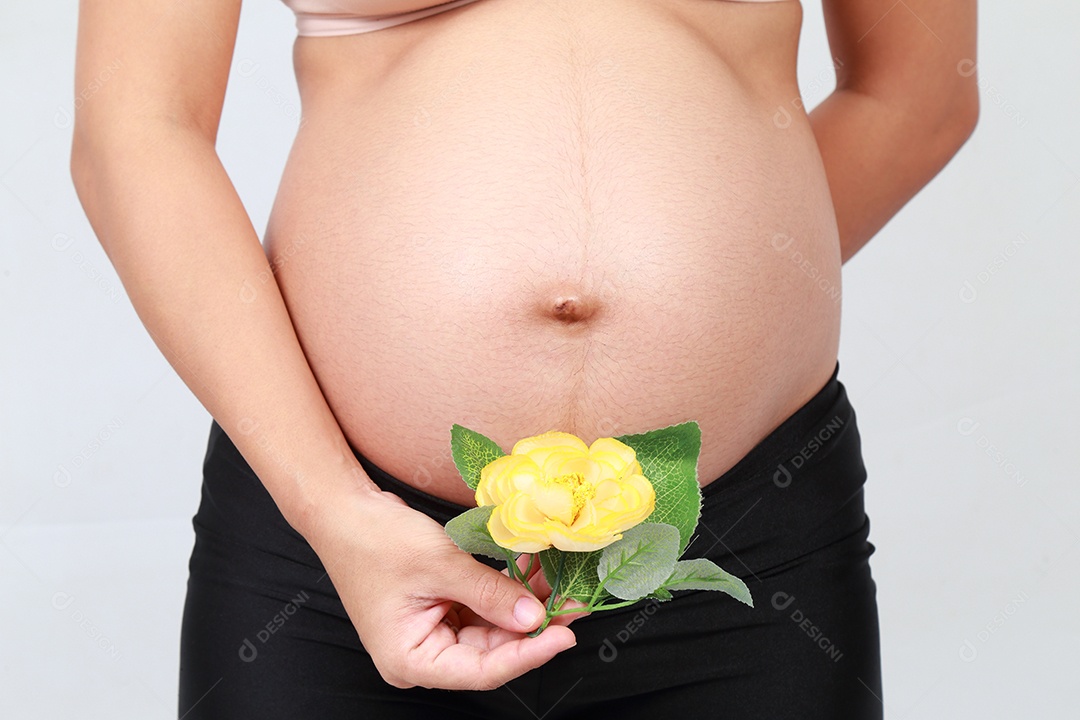 fundo branco de mulher grávida.