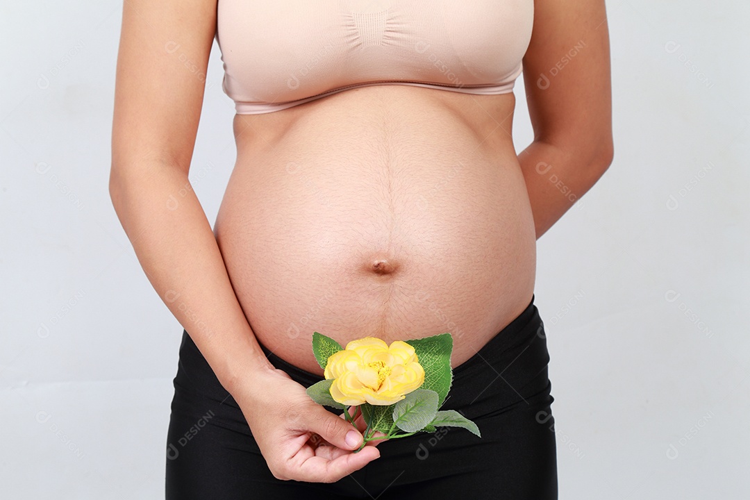 fundo branco de mulher grávida.