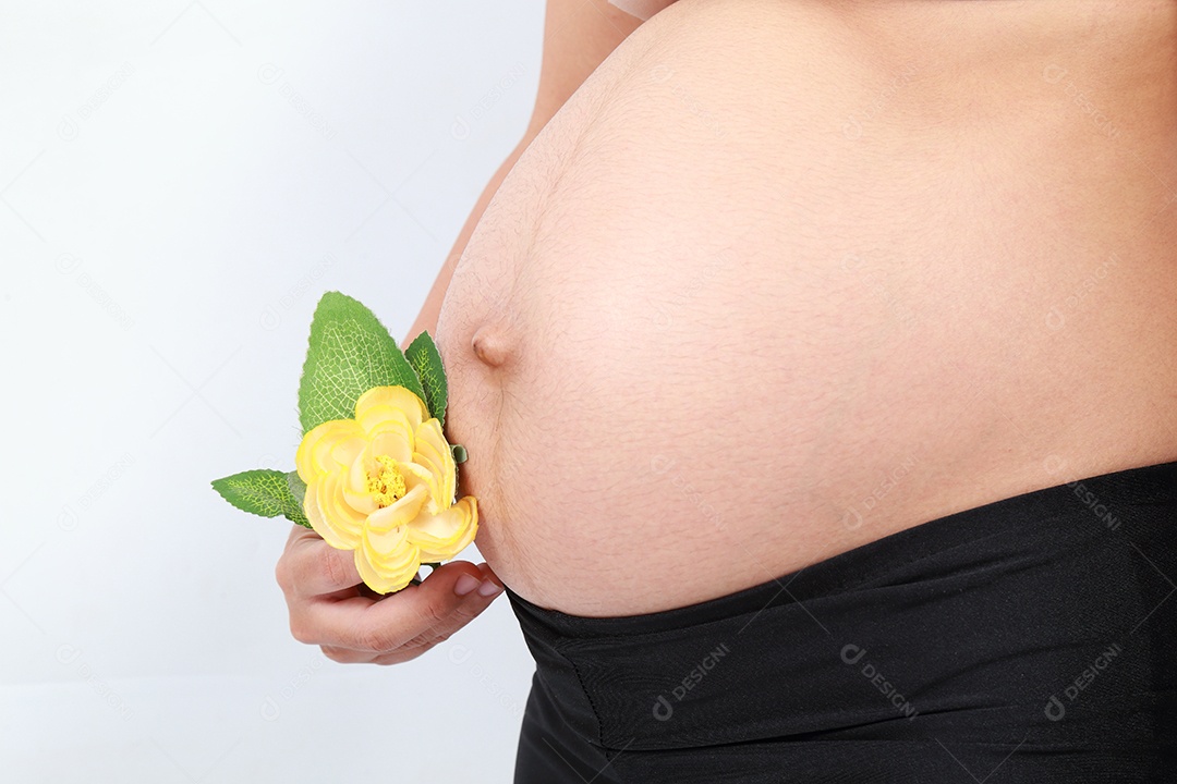 fundo branco de mulher grávida.