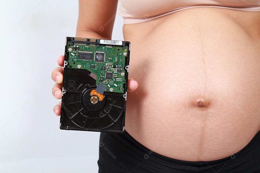 fundo branco de mulher grávida.