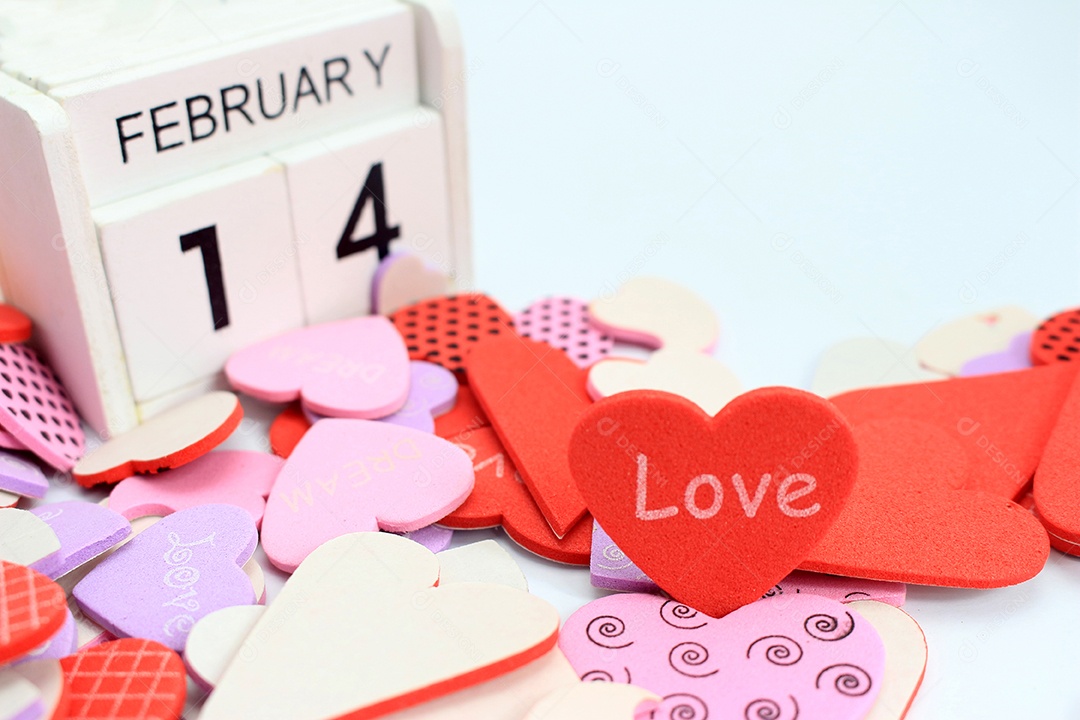 Show de calendário de madeira de 14 de fevereiro com coração vermelho para fundo de dia dos namorados