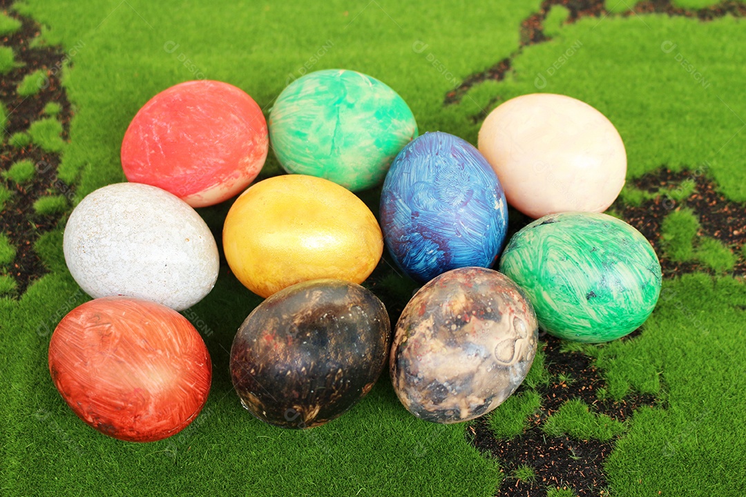 Ovos de Páscoa em fundo de grama