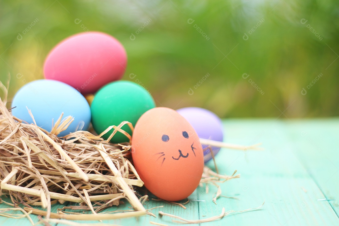 Cesta de páscoa com ovos de páscoa em fundo de madeira