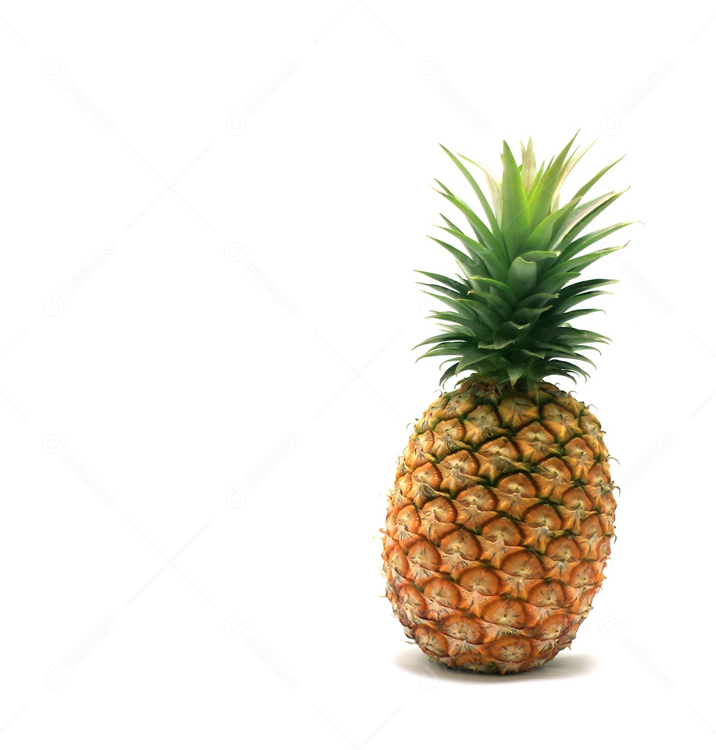Abacaxi maduro isolado em um fundo branco