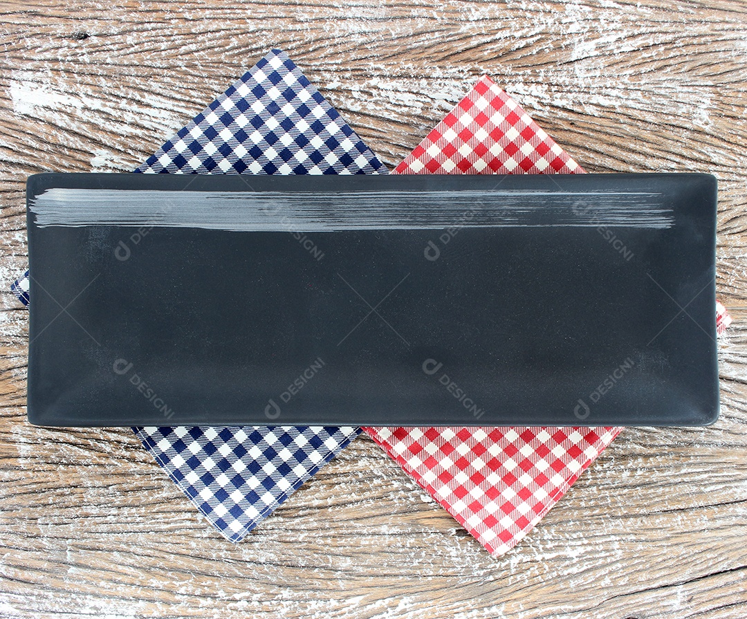 Placa cerâmica moderna vazia no fundo da mesa de madeira, vista superior