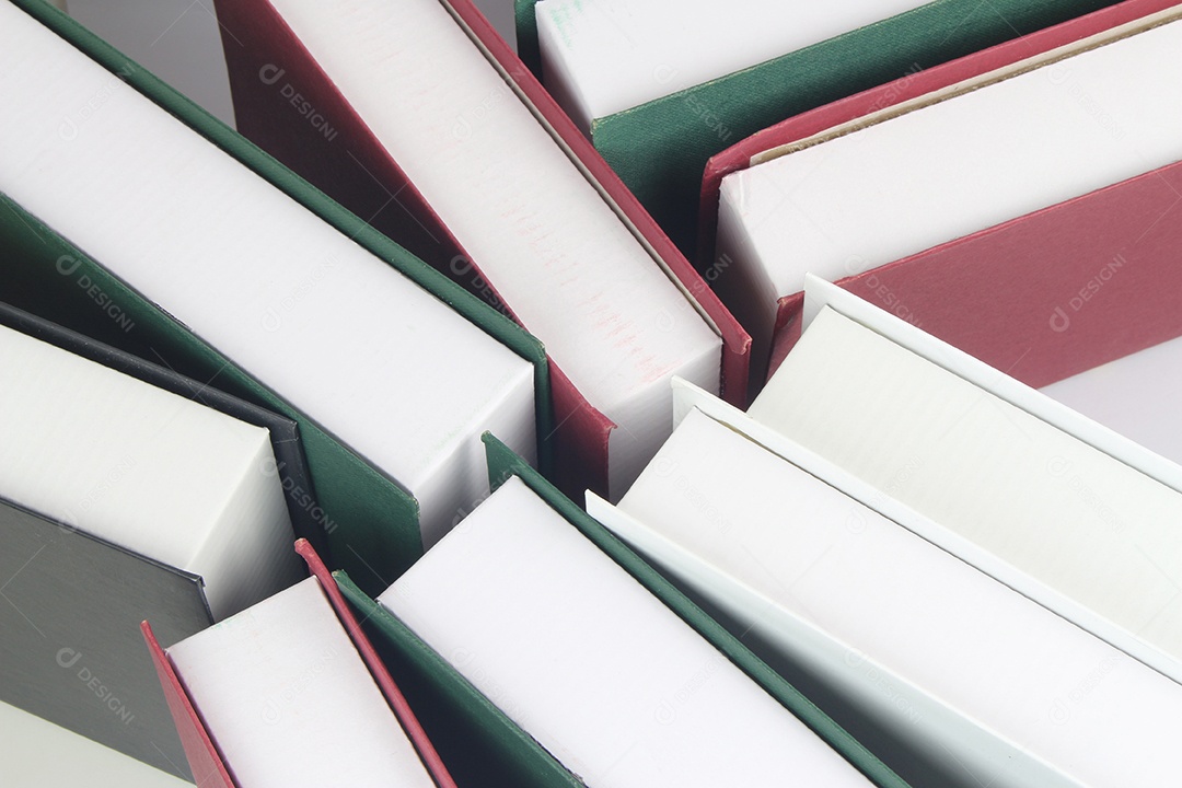 Muitos livros coloridos estão na prateleira