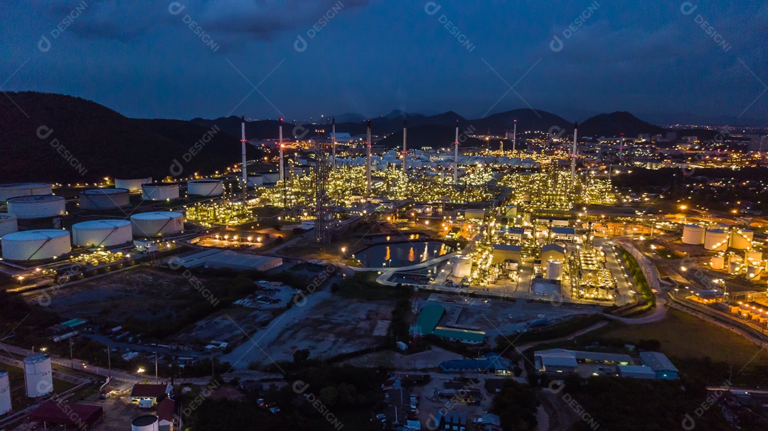 Indústria de refinaria de petróleo à noite.