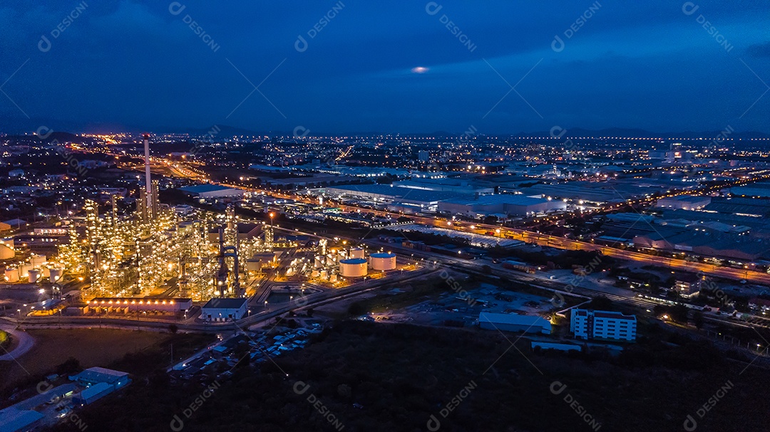 Indústria de refinaria de petróleo à noite.