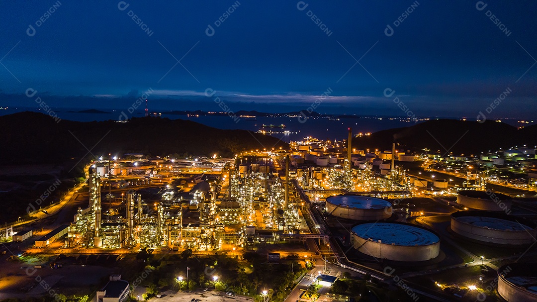 Indústria de refinaria de petróleo à noite.