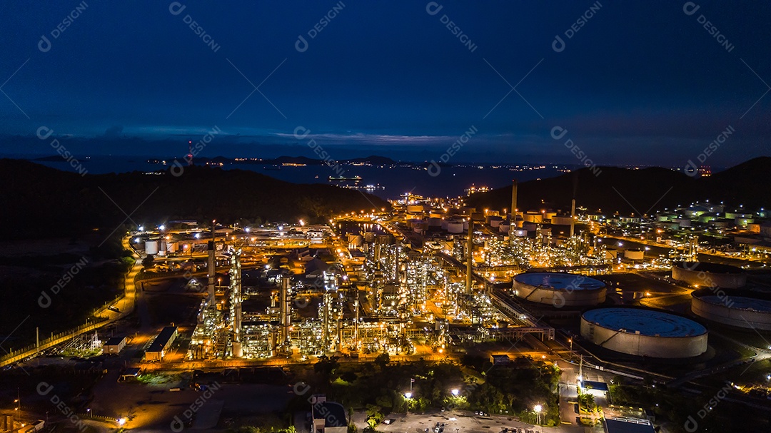 Indústria de refinaria de petróleo à noite.
