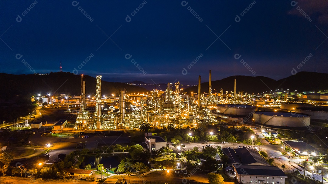 Indústria de refinaria de petróleo à noite.