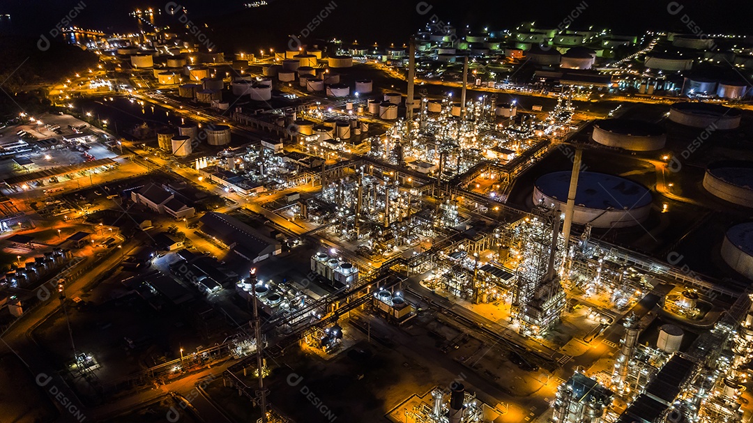 Indústria de refinaria de petróleo à noite.