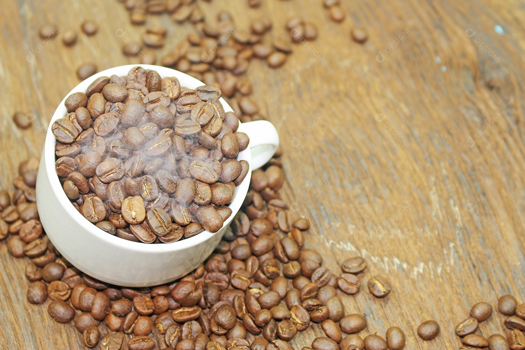 Grãos de café em um saco de saco em fundo de madeira