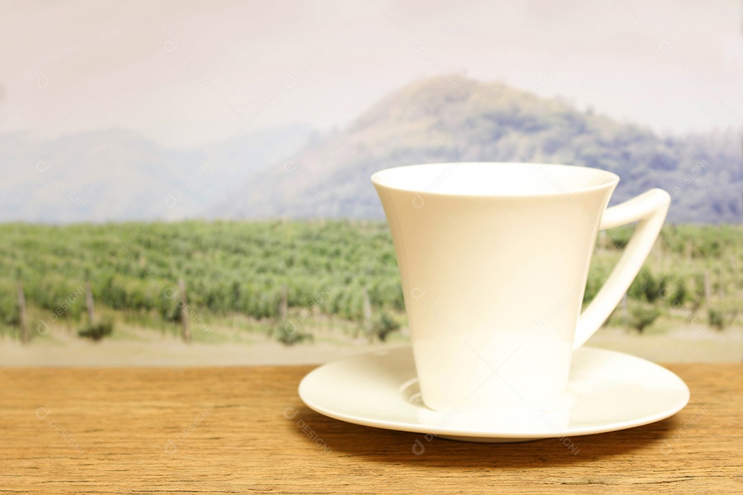 uma xícara de café na madeira no fundo desfocado da folha de palmeira