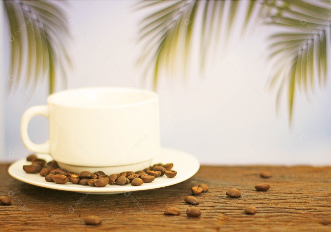 uma xícara de café na madeira no fundo desfocado da folha de palmeira