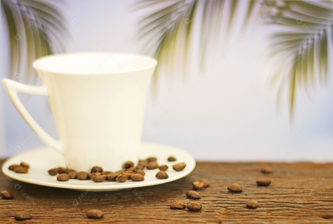 uma xícara de café na madeira na plantação de café