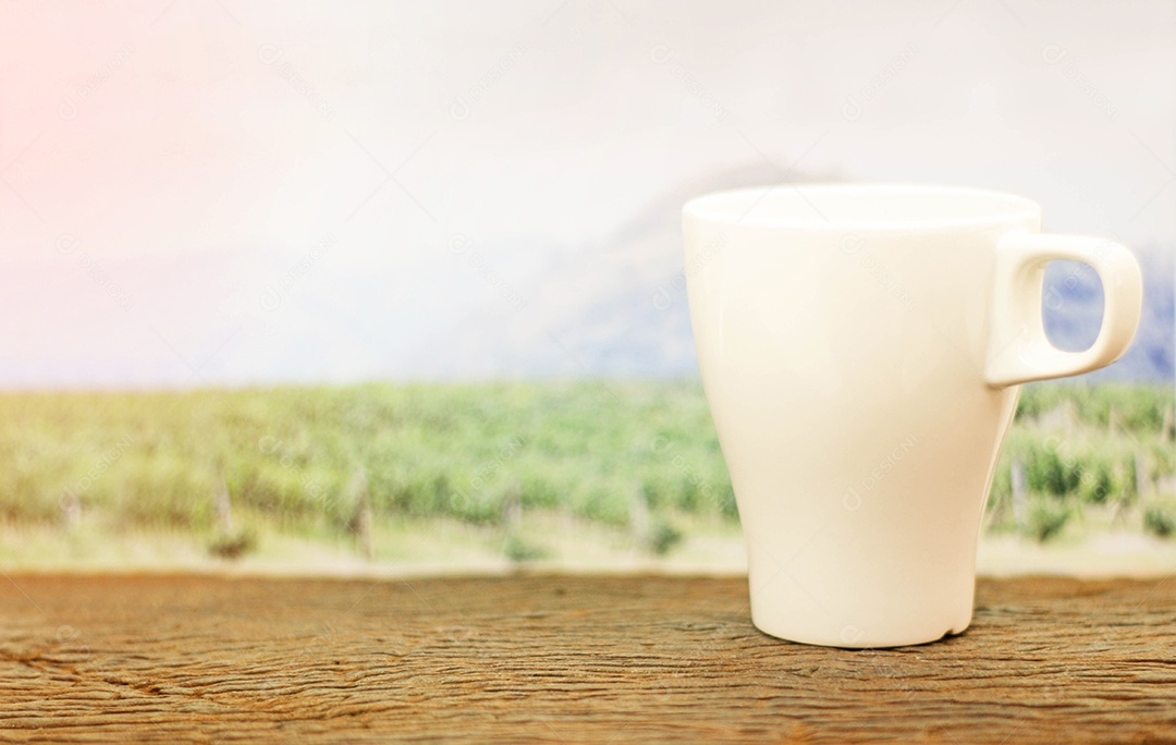 Xícara de café na madeira no fundo desfocado da folha de palmeira