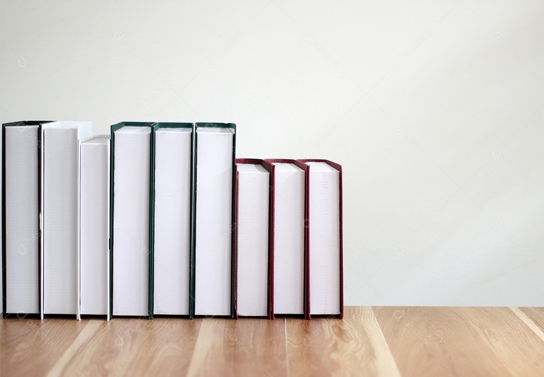 Novos livros em uma mesa de madeira