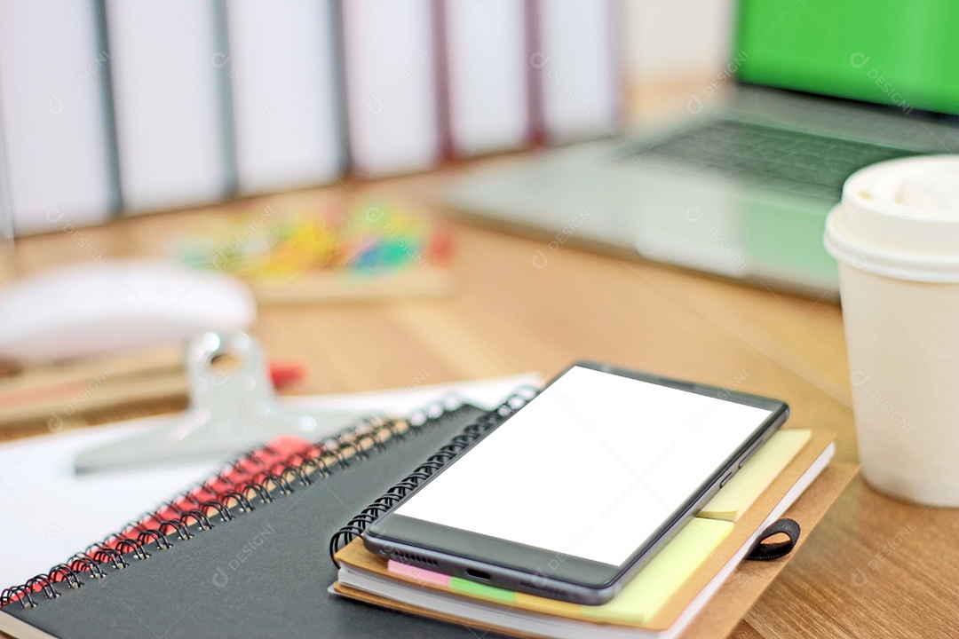 Espaço de trabalho com telefone celular e equipamentos de escritório em fundo de mesa de madeira