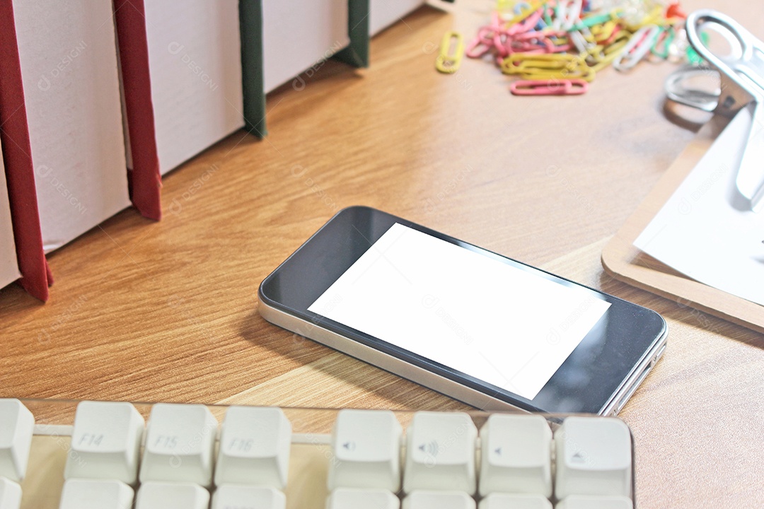 Espaço de trabalho com telefone celular e equipamentos de escritório em fundo de mesa de madeira