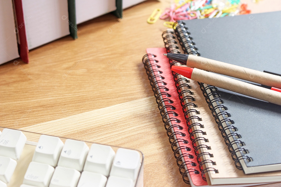 Espaço de trabalho com telefone celular e equipamentos de escritório em fundo de mesa de madeira