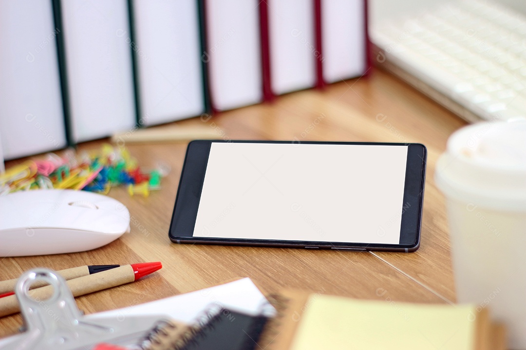 Espaço de trabalho com smartphones e equipamentos de escritório em fundo de mesa de madeira