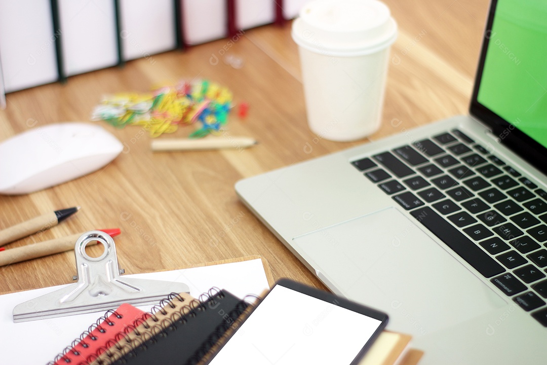 Espaço de trabalho com equipamentos de escritório em fundo de mesa de madeira