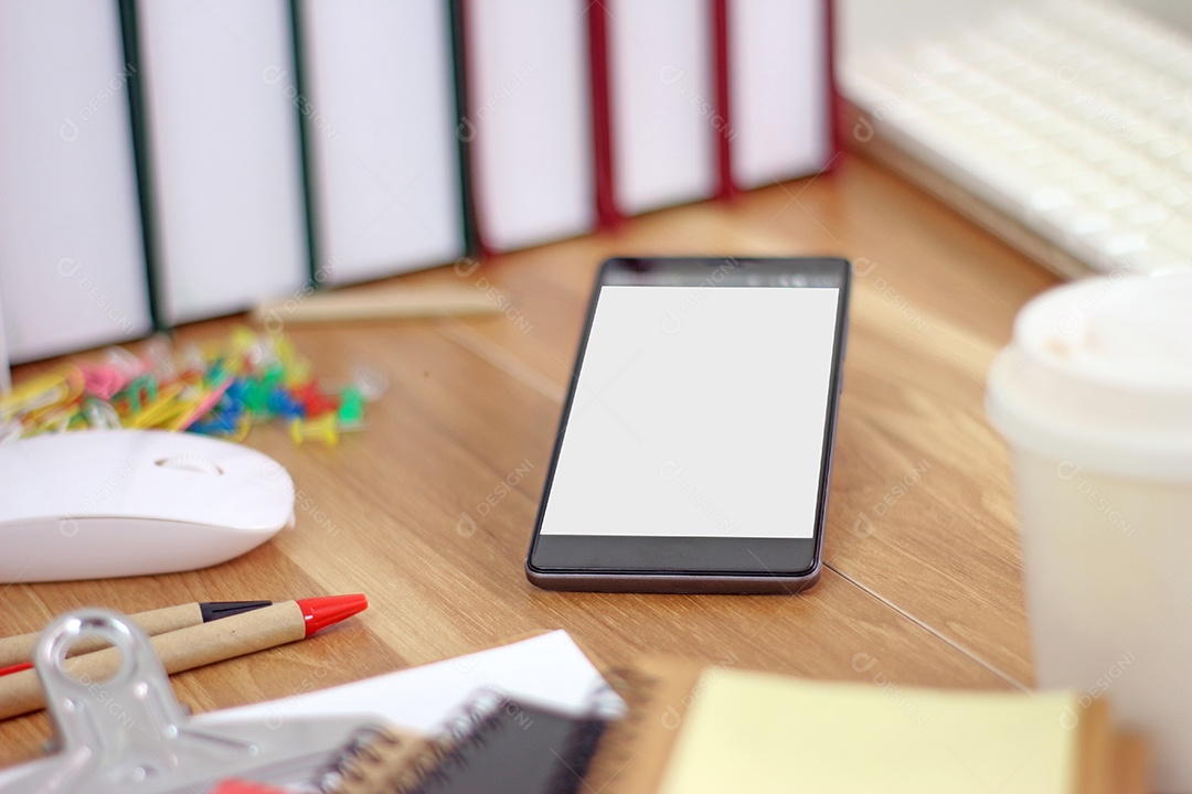 Espaço de trabalho com telefone celular e equipamentos de escritório em fundo de mesa de madeira
