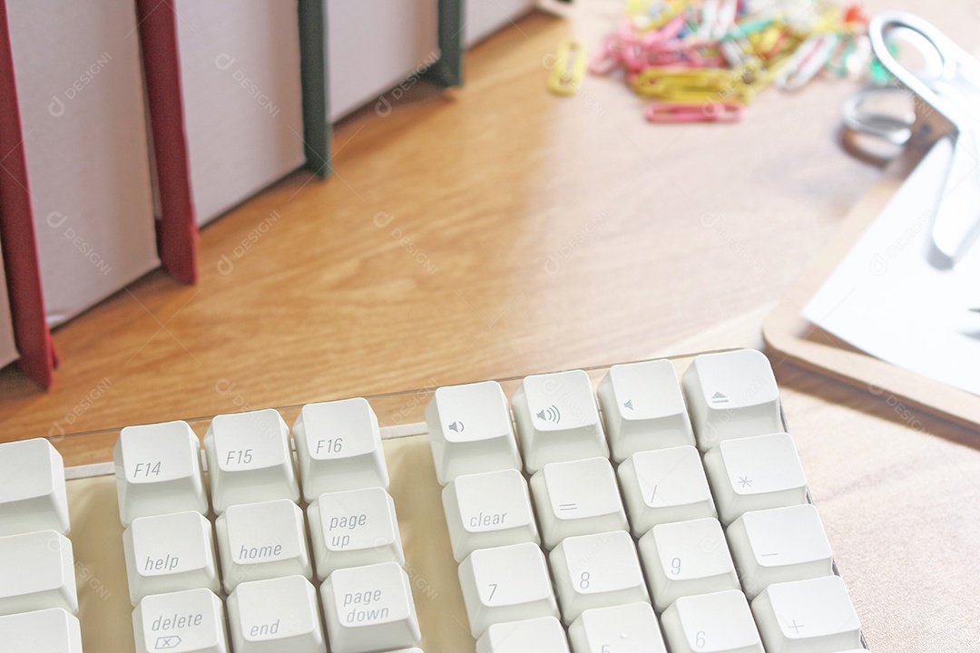 Espaço de trabalho com telefone celular e equipamentos de escritório em fundo de mesa de madeira