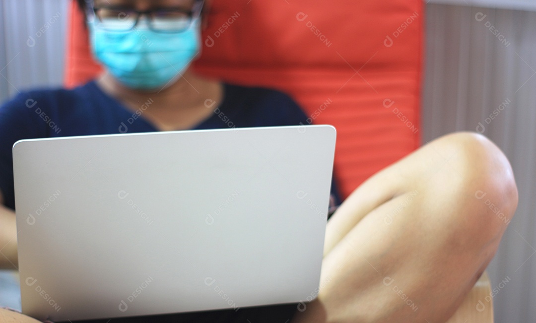 Coronavírus. Homem de negócios embaçado trabalhando em casa usando máscaras faciais higiênicas para proteção contra vírus covid-19