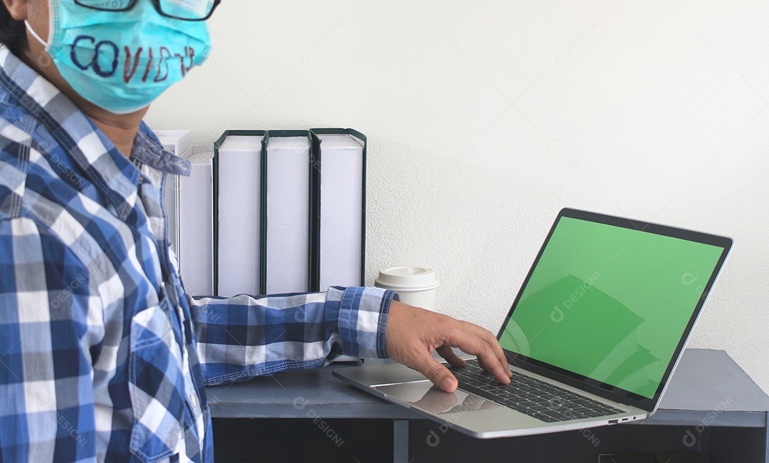 Coronavírus. Homem de negócios embaçado trabalhando em casa usando máscaras faciais higiênicas para proteção contra vírus covid-19