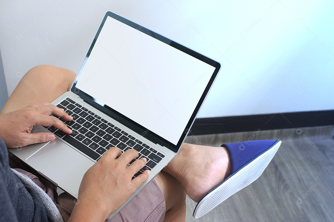 Coronavírus. Homem de negócios embaçado trabalhando em casa usando máscaras faciais higiênicas para proteção contra vírus covid-19