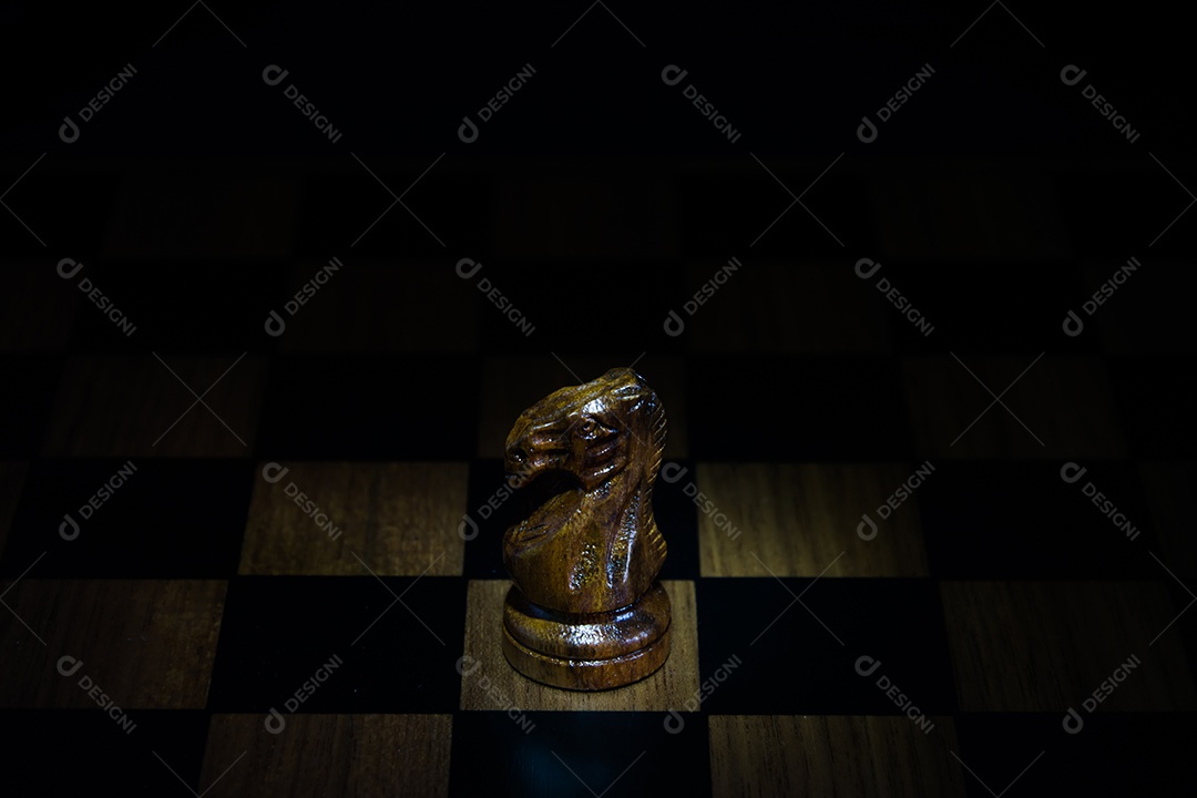 figura de xadrez no conceito de jogo de tabuleiro de xadrez para ideias fundo preto