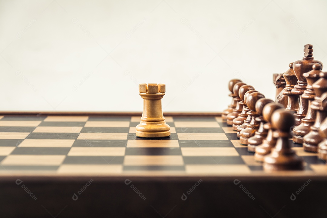 Xadrez a bordo background branco. Conceito de confronto