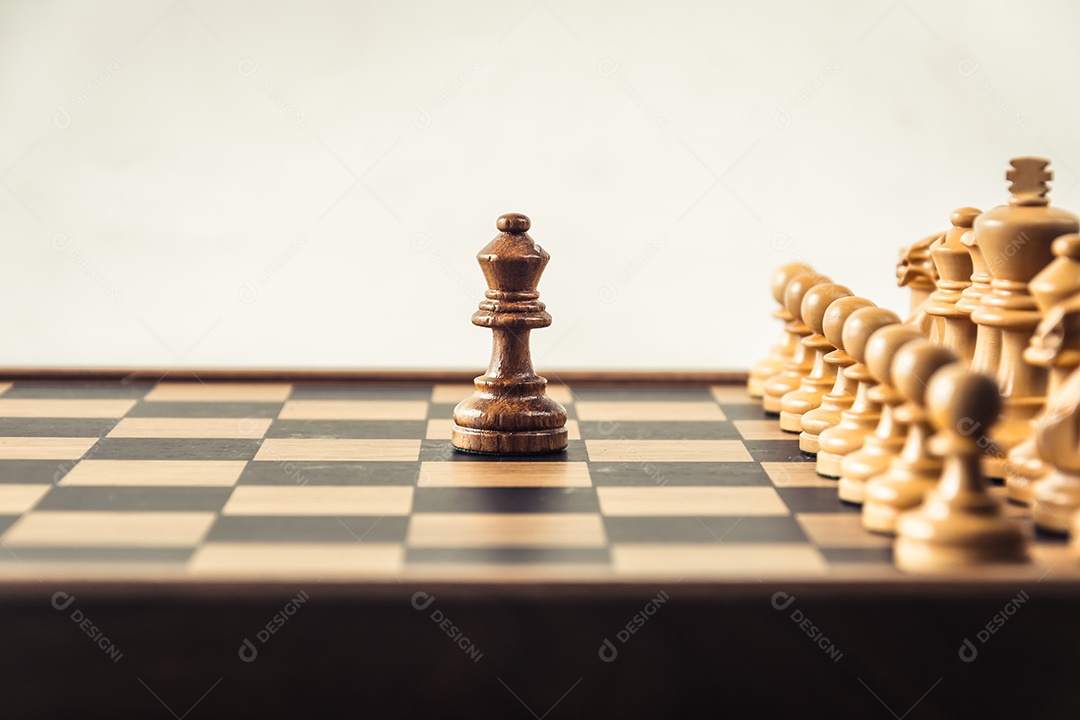 Xadrez a bordo background branco. Conceito de confronto