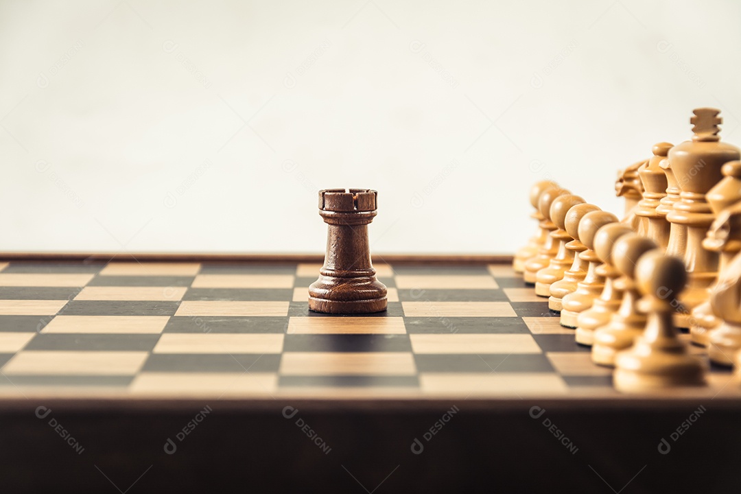 Xadrez a bordo background branco. Conceito de confronto