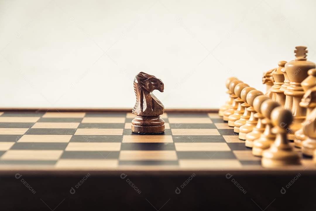 Xadrez a bordo background branco. Conceito de confronto