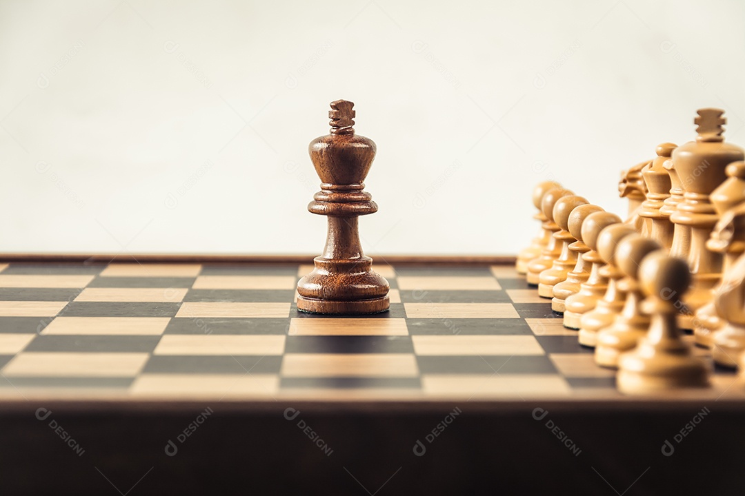 Xadrez a bordo background branco. Conceito de confronto