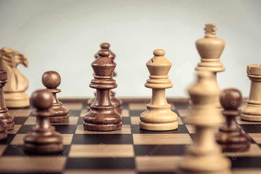 Xadrez a bordo background branco. Conceito de confronto