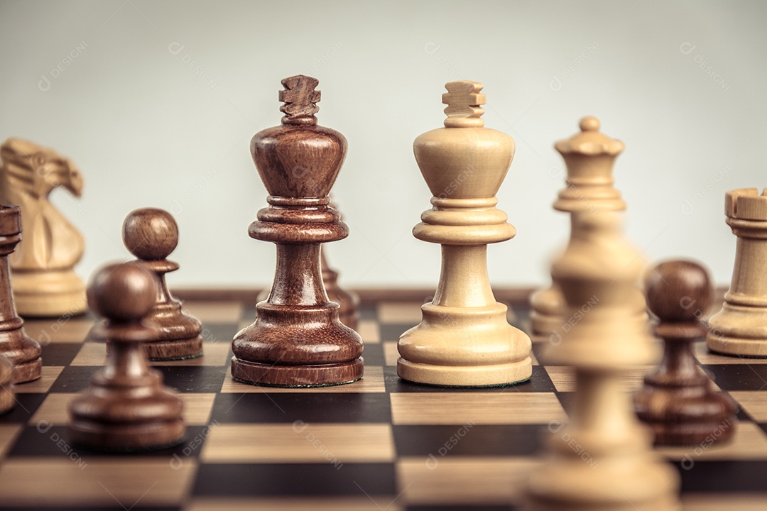 Xadrez a bordo background branco. Conceito de confronto