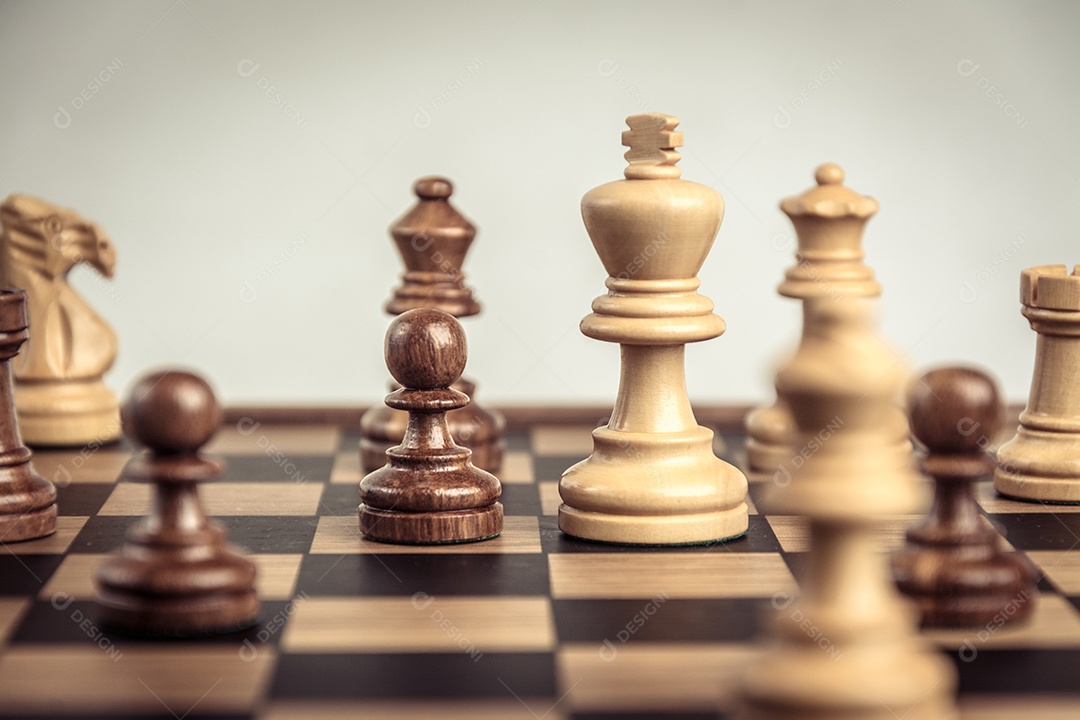 Xadrez a bordo background branco. Conceito de confronto