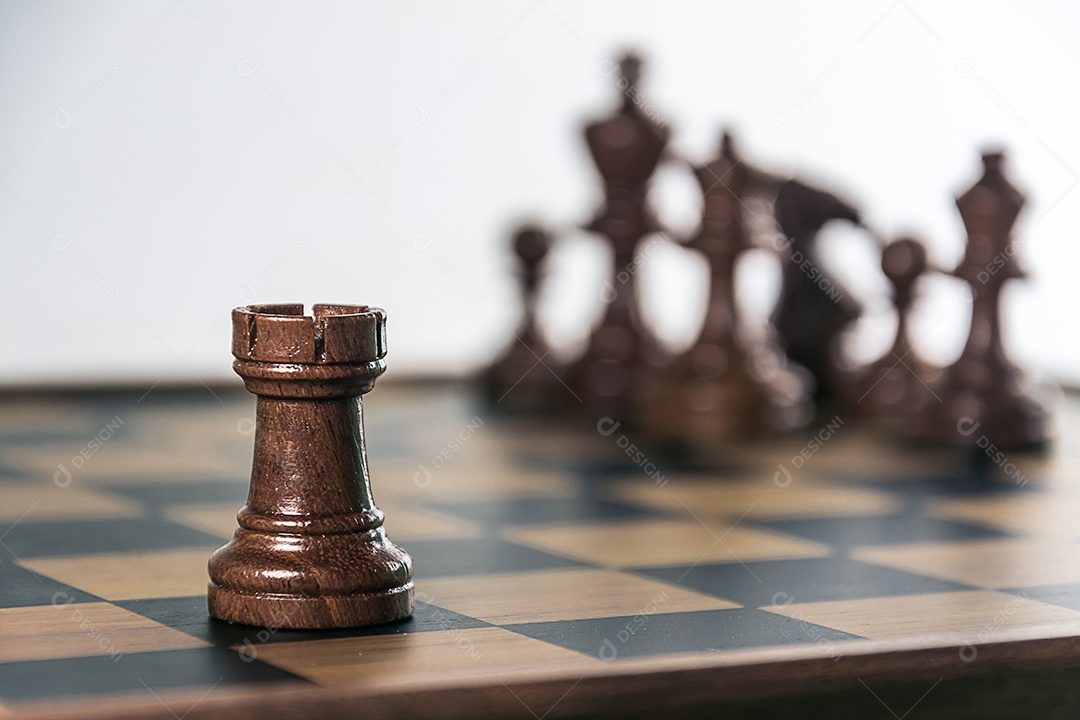 Xadrez a bordo background branco. Conceito de confronto