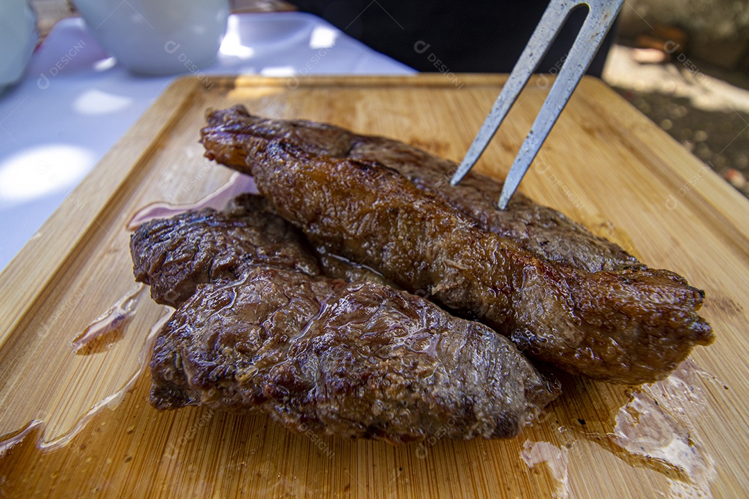 Carne assada suculenta servida em uma tabua